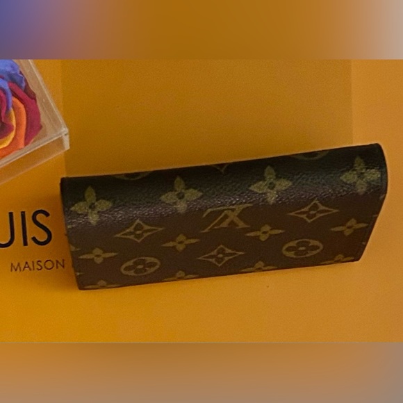 LV Monogram Middy (Medium) sized Wallet in EUC - Picture 3 of 14